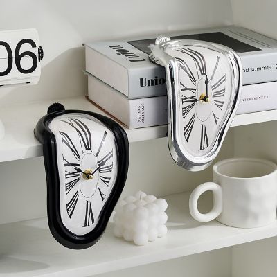 Surrealist นาฬิกาเบี้ยวละลายสไตล์ Salvador Dali แท่นนาฬิกาแขวนผนังที่ทันสมัยสำนักงานบ้านชั้นวางหนังสือนาฬิกาสำหรับตกแต่งตั้งโต๊ะ
