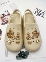 Crocs Jibbitz ชุดโบว์โบว์เครื่องประดับ DIY สีกาแฟทำจากยางเรซินช้อนส้อมมีดหมีพูห์สำหรับตกแต่งรองเท้าที่ถอดออกได้หัวเข็มขัดดอกไม้สำหรับ Crocs