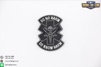 Patches (ด้านหลังมีตีนตุ๊กแก) ลาย DO NO HARM  ขนาดโดยประมาณ : กว้าง 6.8 เซนติเมตร ยาว 8.9 เซนติเมตร คุณสมบัติ : วัสดุผลิตจากผ้า Patches เพื่อความสวยงาม เหมาะสำหรับติดบนเสื้อผ้า,เสื้อเวส,กระเป๋า หรือ หมวกยุทธวิธี เป็นต้น ด้านหลังมีตีนตุ๊กแกให้พร้อมใช้งาน ห