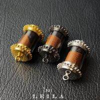 Leila Amulets ทรัพย์กาสร (ตะกรุดปาดหน้าเค้ก)(พร้อมกำไลหินฟรีตามรูป)