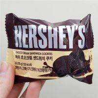 ?สินค้าขายดี? [กล่องเล็ก (100G)]ขนมคลีน ▼ขนมนำเข้าจากเกาหลี HERSHEY S เฮอร์ชีย์โกโก้ช็อกโกแลตครีมแซนวิชโอรีโอบิสกิตน้ำชายามบ่าย