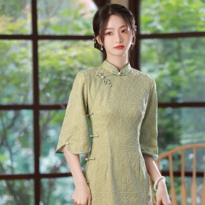 สีเขียวย้อนยุคที่ดีขึ้นชุด Cheongsam ของผู้หญิงเซี่ยซินการออกแบบจีนความรู้สึกซอกบางอารมณ์สาวกระโปรงยาว