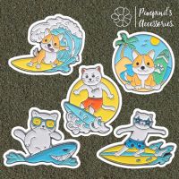 ʕ •ᴥ•ʔ ✿ พร้อมส่ง : เข็มกลัดเซ็ทหมาชิบะและแมวขาวเล่นกระดานโต้คลื่น | Shiba Dog &amp; White Cat x Surfboard Enamel Brooch Pin Set.