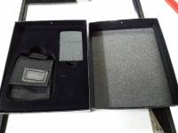 Zippo 49402 black crackle  molle pouch    ชุดกล่องบ็อกเซ็ท แท้จาก Zippo  ประกอบด้วย  Zippo  สีดำเกล็ด กระเป๋าใส่ Zippo แท้  แบบผ้า   และกล่องบ็อกเซ็ท   ของใหม่