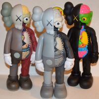 ตุ๊กตา Kaws ขนาด 37 ซม .