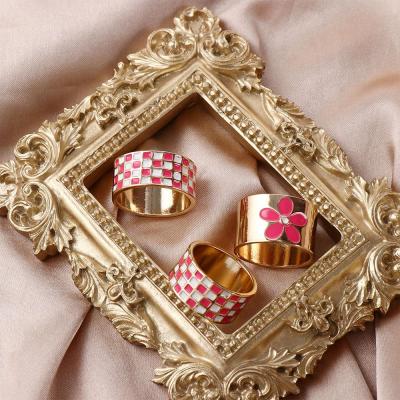 CHUI746 เท่ น่ารัก ของขวัญ เคลือบฟัน สแควร์ ดอกไม้สีชมพู แหวนนิ้วผู้หญิง แหวนหมากรุก เครื่องประดับแฟชั่น แหวนสไตล์เกาหลี