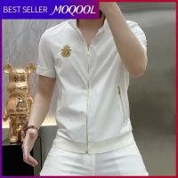 MOQOOL 2023 เสื้อยืดสำหรับฤดูร้อนแขนสั้นผู้ชายแฟชั่นระดับไฮเอนด์หล่อยืนคอปกน้ำแข็งซิปเสื้อคาร์ดิแกน