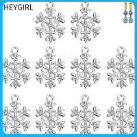 HEYGIRL 20pcs เงินสีเงิน จี้ชาร์มรูปเกล็ดหิมะสำหรับเทศกาลคริสต์มาส 0.5x0.7inch โลหะผสมอัลลอยด์ เครื่องรางธีมคริสต์มาส อุปกรณ์เสริมเสริม ตกแต่งห้อยขนาดเล็ก สำหรับคริสต์มาส