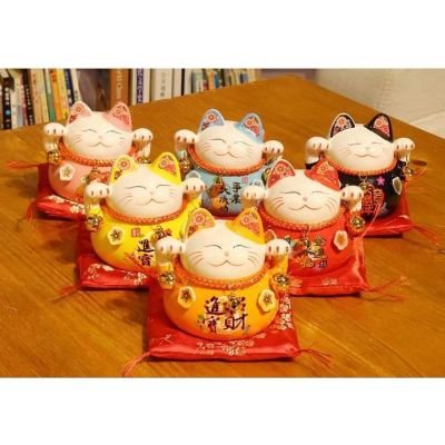 แมวกวักออมสินนำโชค ขนาด 4 นิ้ว Lucky Cat แมวกวักนำโชค แมวกวักญี่ปุ่น พร้อมเบาะรองสีแดง แมวกวักเรียกทรัพย์ แมวกวักเรียกลูกค้า ตกแต่งบ้าน ที่ทำงาน แมวกวักมินิมอล แมวกวักขยับได้ แมวกวักค้าขาย