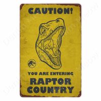 ระวังป้ายช้าลงแผ่นดีบุกโลหะตลก Raptor กลางแจ้งในบ้านสวนแผ่นโลหะไดโนเสาร์ป้ายเตือนเครื่องตกแต่งฝาผนังโบราณ