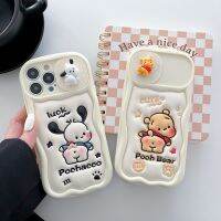 Winnie เคสโทรศัพท์ช้อนส้อมมีดหมีพูห์สำหรับ iPhone 15 14 13 12 Pro Max Plus 11กดน่ารักหนัง Pochacco หมีพู3D ตัวการ์ตูนลูกสุนัขบานเลื่อนกล้องป้องกัน TPU นุ่มกันกระแทก