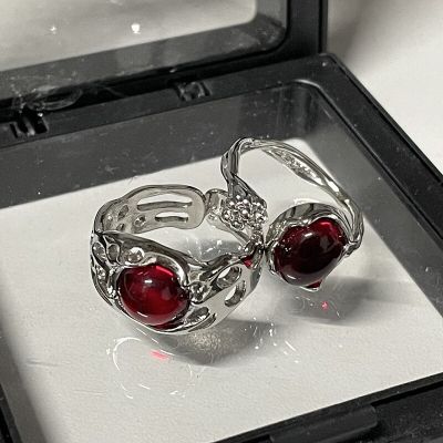 แหวนหินไม่สม่ำเสมอฮิปฮอปแหวน Y2K เคป๊อปสีแดงสวยงามสำหรับผู้หญิงแหวนแบบเปิดตาลายดอกไม้สไตล์วินเทจเครื่องประดับอินเทรนด์