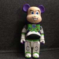 Bearbrick400 % 28เซนติเมตร Atmo ร่วมเสือดาวแบบไวนิลคาวบอยบอยวู้ดดี้คนต่างด้าวตำรวจอวกาศนักบินอวกาศตุ๊กตาตกแต่งสก์ท็อป