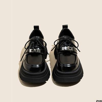 รองเท้ารุ่นยอดนิยม 2023 รองเท้าหนังพื้นหนาสไตล์อังกฤษรองเท้าส้นตึกผู้หญิงสีดำรองเท้าไม่มีส้นฤดูใบไม้ผลิรุ่นใหม่