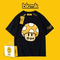 Drew-bkmk เสื้อยืดแขนสั้น ผ้าฝ้าย พิมพ์ลายหน้ายิ้ม ทรงหลวม สไตล์ยุโรป และอเมริกา สตรีท เหมาะกับฤดูใบไม้ผลิ และฤดูร้อน สําหรับผู้ชาย และคู่รัก 9133