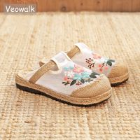 Veowalk รองเท้าแตะตาข่ายเรียบรองเท้าแตะปิดนิ้วเท้าสำหรับผู้หญิงใส่ในฤดูร้อนรองเท้าแตะสีขาวปักลายระบายอากาศที่สะดวกสบาย