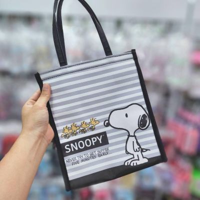 กระเป๋าเก็บอุณหภูมิ Snoopy Peanuts มาใหม่  ช่วยถนอมอาหาร ด้านนอกเป็นหนัง PU กันน้ำ  ด้านในบุฟรอยด์ลายน่ารัก ขนาด 28×25×15 cm