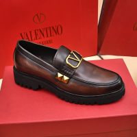 Valentinos รองเท้าหนังหนังวัวแท้สำหรับผู้ชาย,รองเท้าโลฟเฟอร์แนวธุรกิจลำลองสีน้ำตาลแฟชั่นคุณภาพดีหรูหราสวมใส่สบายแบบดั้งเดิมกันลื่นรองเท้าบุรุษทนทานต่อการฉีกขาด