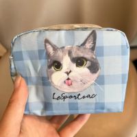 Lesportsac 2023 สินค้าใหม่การ์ตูนแมวสีฟ้ากระเป๋าสี่เหลี่ยมขนาดเล็กกระเป๋าเครื่องสำอางขนาดเล็กซองแดงปากกระเป๋าเก็บเบาะความจุขนาดใหญ่6701