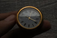 นาฬิกา Fashion มือสองญี่ปุ่น POCKET WATCH ระบบ Quartz UNISEX ทรงกลม กรอบทอง หน้าปัดตัวเลขโรมัน หน้าปัด 37mm ของแท้ 100% เปลี่ยนถ่านใหม่แล้ว ใช้งานได้ปกติ สภาพดี