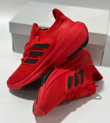 รองเท้าผ้าใบสีแดง Adidas Ultraboost