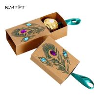 RMTPT 50PcsL Pea Feather Candy Boxes Drawer Design Wedding Favors Faux Rhinestone Kraft Paper Gift Boxes 7.5x5x3cm