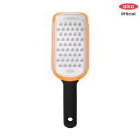 OXO ที่สไลด์ชีส l OXO GG Etched Coarse Grater เหมาะอย่างยิ่งสำหรับการขูดชีสกึ่งนุ่ม, มันฝรั่ง, หัวหอม, กะหล่ำปลี, เนยและแอปเปิ้ล ผิวเหล็กสแตนเลสที่คมเพื่อความรวดเร็วง่ายต่อการขูด ที่ปิดสะดวกสบายช่วยปกป้องและป้องกันมือเมื่อไม่ได้ใช้