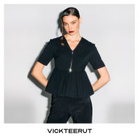 VICKTEERUT (ราคาปกติ 8,650-.) Re-Edition Short Sleeve Peplum Blouse with Front Zip Detail เสื้อแขนสั้น ตกแต่งระบาย ซิปหน้า