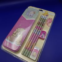 กล่องดินสอเหล็ก ลาย Pooh Classic พร้อมเซ็ท ดินสอ ยางลบ และกบเหลา ( Pooh Classic Pencil box with pencils, eraser and pencil sharpener)