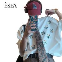 ✎❧ஐ ESEA เสื้อเชิ้ตผู้ชายแนววินเทจทรงหลวมสไตล์ฮ่องกง เสื้อเชิ้ตผู้ชายญี่ปุ่นย้อนยุคแขนสั้นปักดอกไม้เล็กๆ