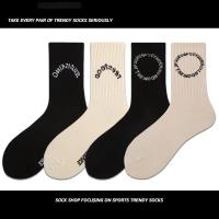 ถุงเท้าข้อกลาง ถุงเท้าแฟชั่น แนวไฮสตรีท Designer fashion socks European and American fashion socks pure cotton mens and womens fashion socks