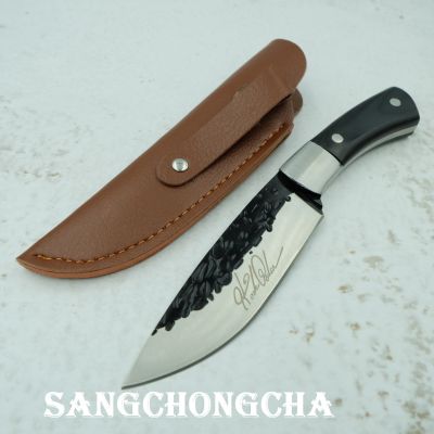 Sangchongcha Outdoor Hunting Survival Tactical Fixed blade knife(High carbon steel) มีดพก มีดเดินป่า มีดแคมป์ปิ้ง มีดใบตาย มีดสวย มีดทหาร มีดดามัสกัส ทำจากวัสดุอย่างดี(High carbon steel แข็งและรักษาคมดี) ยาว21.50ซม. ด้ามไม้ดำแท้ มาพร้อมซองหนังPU FX005-NC