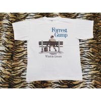 【s-5xl】ผ้าฝ้าย 100%เสื้อ FORREST GUMP ©1994 MOVIE เสื้อลายหนังดัง ลายภาพยนตร์ อัจฉริยะปัญญานิ่ม เป็นภาพยนตร์แนวชีวิต - เบาสมอง ของต้องมี