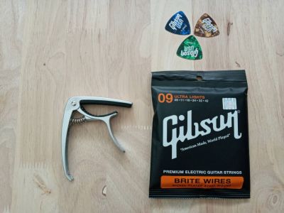 สายกีตาร์ไฟฟ้า Gibson เบอร์009 พร้อมกับ คาโป้ OS-02 สีเงินอย่างดี (แถมฟรีปื๊กกีตาร์ 3ตัว)