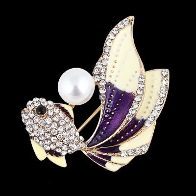 New Pearl Fish Brooches for Women Suit Fashion Animal Rhinestone Jewelry Cardigan Neckline Metal Pins Clothing Accessories 1021