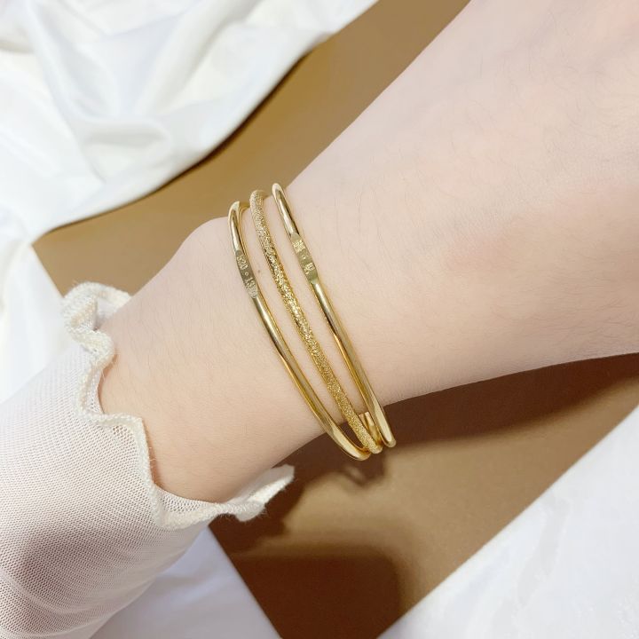 Hãy khoác lên cổ tay của bạn món trang sức lắc tay nữ mạ vàng 18K Hàn Quốc, được thiết kế bởi những nghệ nhân tài ba. Đây là sự kết hợp tuyệt vời giữa sang trọng, đẳng cấp và độc đáo mà bạn không thể bỏ qua. Hãy thể hiện phong cách của bạn với lắc tay này và đón nhận sự cảm nhận tuyệt vời từ người xung quanh.