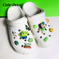 【 Cute Deco Toy Story น่ารัก (20 แบบ) หมีสีม่วง / Sesame Street / Pudding Dog Charm Button Crocs / Cute Jibbitz Croc Shoes DIY / Charm วัสดุเรซิน สําหรับ DIY