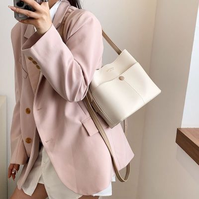MLBˉ Official NY This years popular bag womens new fashion explosion style high-end foreign style bucket bag all-match single shoulder Messenger bag