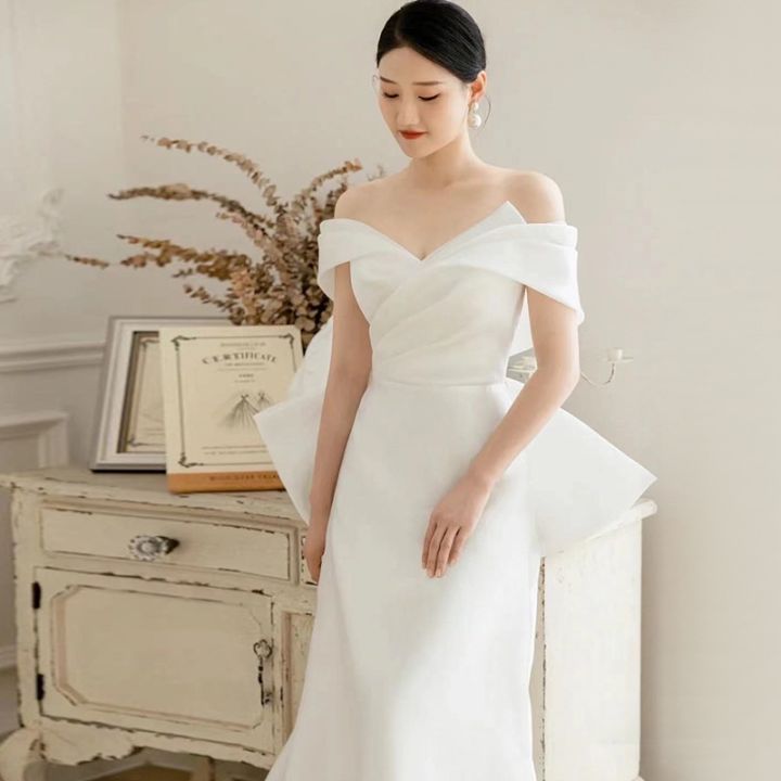Đầm cưới dáng dài chất liệu satin màu trắng thiết kế đơn giản thời ...