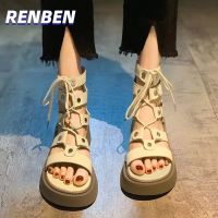 ♞ RENBENรองเท้าผู้หญิง รองเท้าแตะโรมัน รูปแบบใหม่ พื้นแบน ส้นสูง ผูกเชือก รองเท้าแฟชั่น ส้นหนา ผูกเชือก