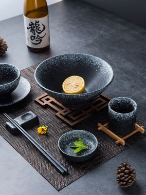 บนโต๊ะอาหารเป็นของหนึ่งคนเซรามิกญี่ปุ่นจานตะเกียบชามเป็นจานย้อนยุคที่สร้างสรรค์ Guanpai4ชามและจาน