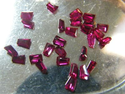 รูบี้( 6 เม็ด) 4X3 มม( MM ) พลอยอัดทับทิม สีแดง  เจียระไนเหลี่ยมเพชร....SYNTHETIC RED RUBYTAPPER SHAPE BRILLIANT DIAMOND CUT