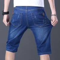 กางเกงขาสั้นสำหรับผู้ชาย Celana Pendek Denim ตรงแบบธุรกิจแฟชั่นของผู้ชายสไตล์คลาสสิกตรงกับทุกชุดกางเกงห้าจุดยางยืดทรงหลวม2023ฤดูร้อนยีนส์มีแบรนด์ผู้ชาย