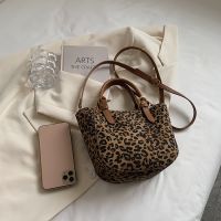 ✤△✈Super fire small bag 2021 new fashion leopard print portable bucket bag female autumn and winter niche wild single