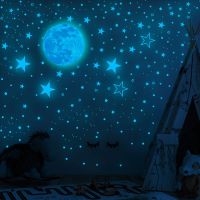 ☍ 1049Pcs 3D Stars Moon Wall Stickers Glow In The Dark Luminous Fluorescent Pvc Wall Stickers Art Decals Kids Bedroom Home Decor