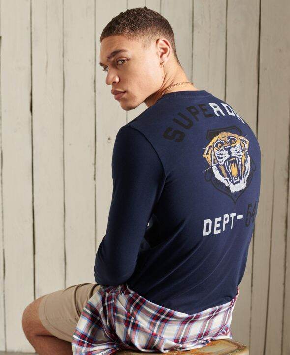 superdry-military-graphic-long-sleeve-t-shirt-เสื้อแขนยาว-สำหรับผู้ชาย-สี-deep-navy