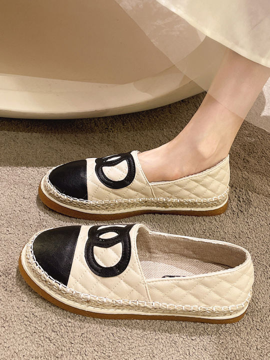 รองเท้าแบบสวมสไตล์ชาแนล-2023-ฤดูร้อนและฤดูใบไม้ผลิใหม่แมทช์ง่ายรองเท้าลำลองหญิงตั้งครรภ์ชาวประมงรองเท้าถั่วรองเท้าเดียวผู้หญิง