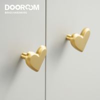 Dooroom ทองเหลืองรูปหัวใจเฟอร์นิเจอร์จับตู้เสื้อผ้าโต๊ะเครื่องแป้งตู้ลิ้นชักกล่องรองเท้าลูกบิดไม้แขวนเสื้อผนังตะขอ