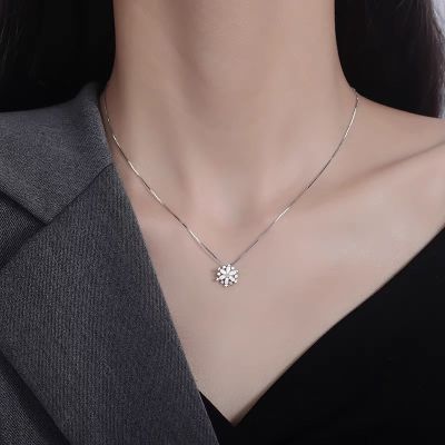 Flash Cubic Zircon Snowflake Clavicle Chain Necklace Snowflake Pendant Jewelry for Women Girls Ladies Fashion Birthday Gift