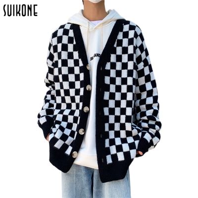 ♚✵✔ Suikone เสื้อสเวตเตอร์ชายสไตล์เกาหลีสไตล์ฮ่องกงหลวมเสื้อกันหนาวคอวีบุคลิกภาพเสื้อคาร์ดิแกนลายตารางหมากรุก